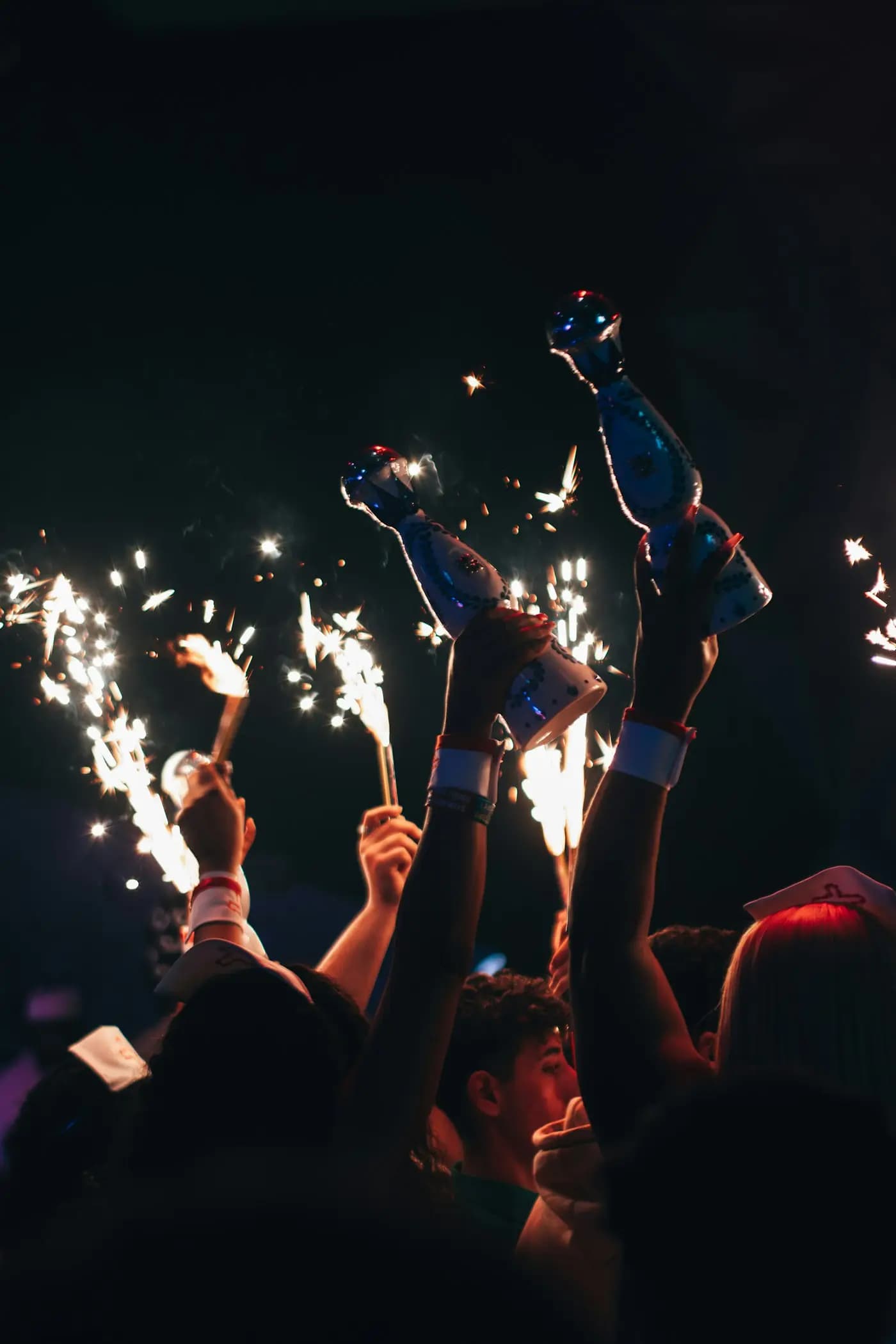 Botellas con bengalas encendidas en alto durante una noche de boliche